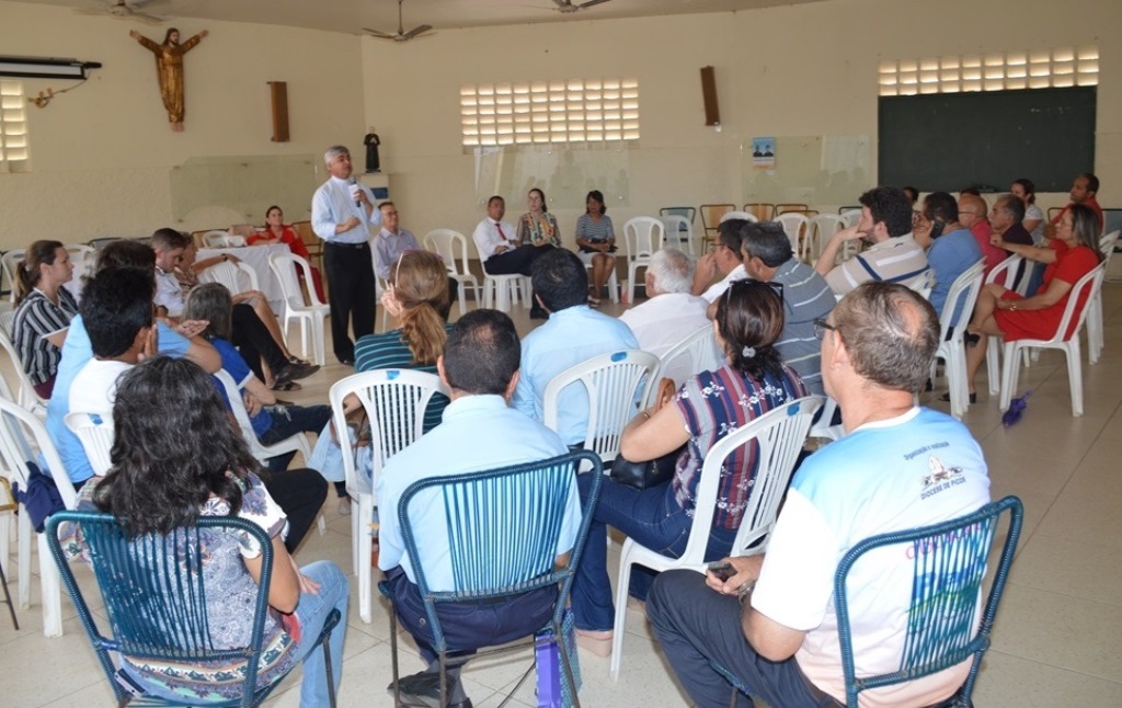 Reunião contou com a presença de representantes da Igreja, da Câmara e de leigos católicos