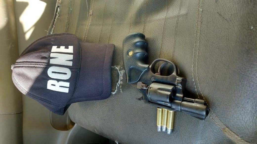 Arma apreendida no veículo