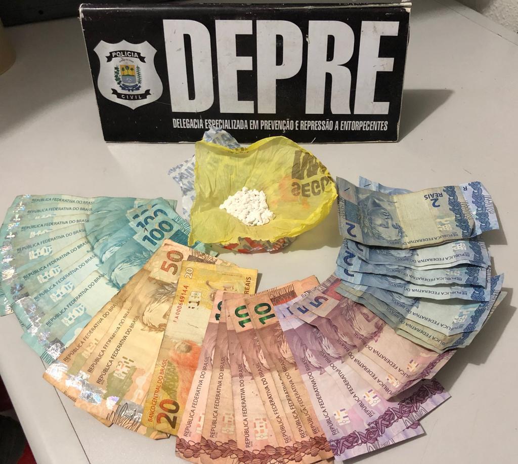 Dinheiro e drogas apreendidas
