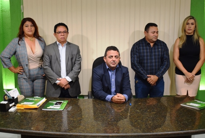 Professor Ribinha empossa novos secretários