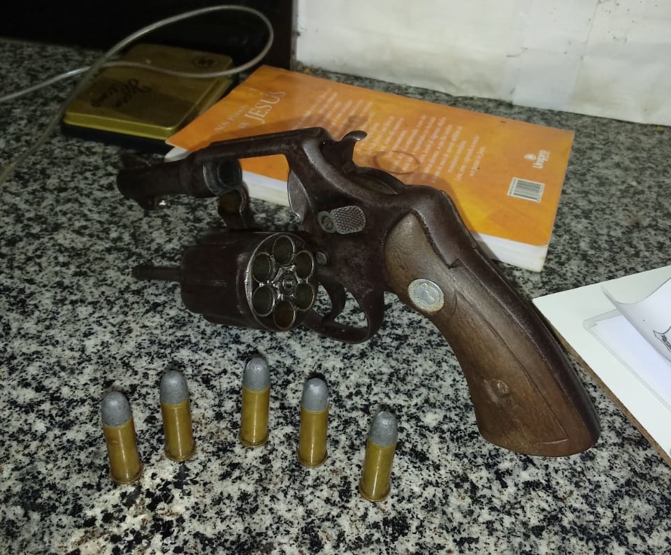 Arma e munições apreendidas