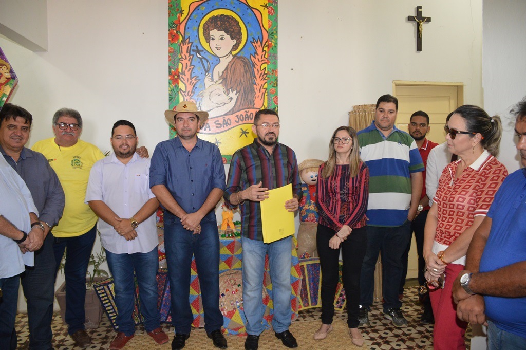 Prefeito Padre Walmir anuncia atrações da festa junina