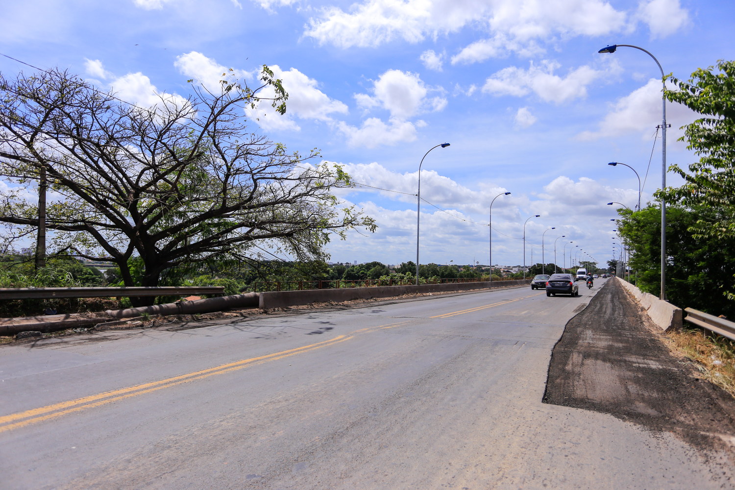 Ponte do Tancredo Neves sendo recapeada