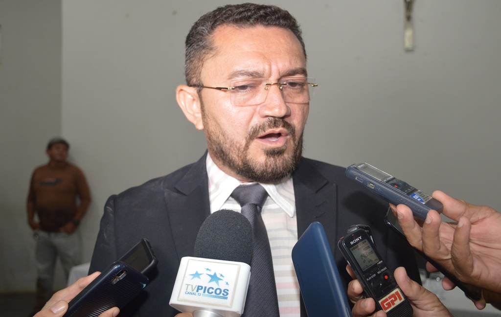 Prefeito de Picos convoca 40 novos concursados