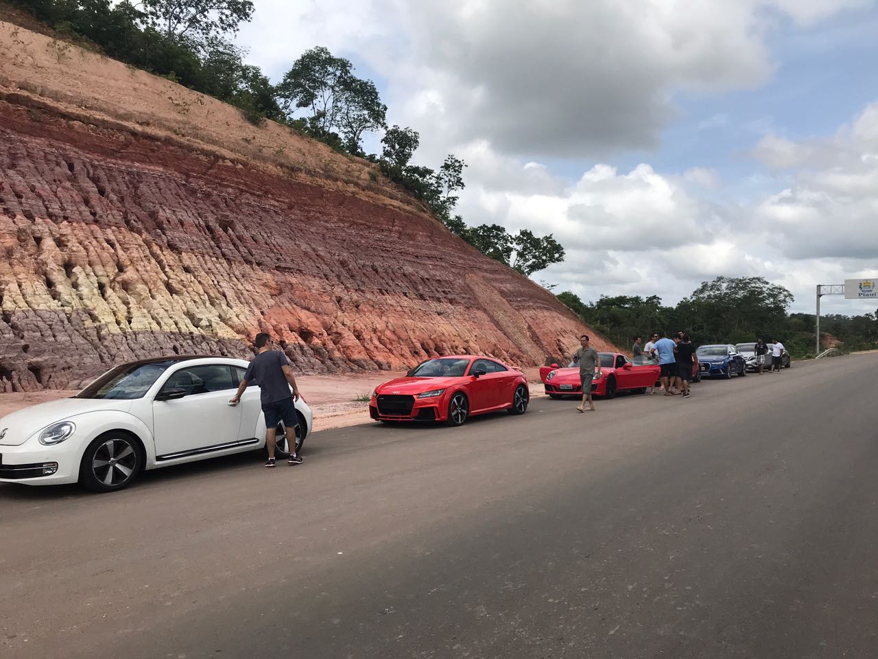 Carros envolvidos no acidente que matou duas pessoas 