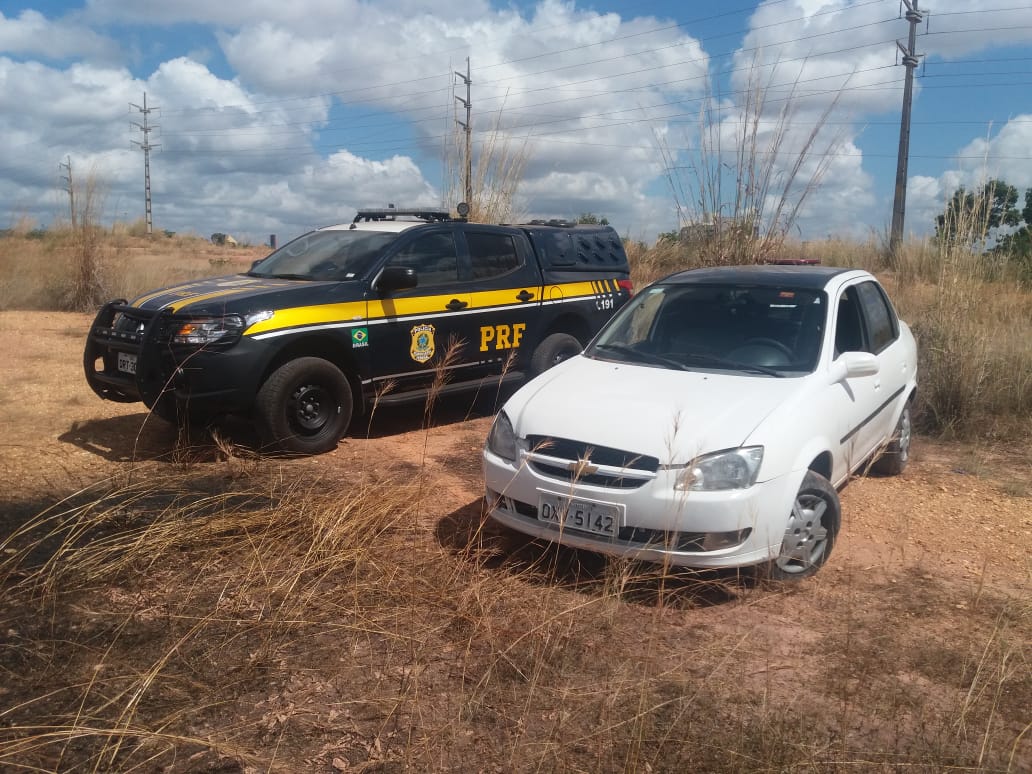 Automóvel de passeio recuperado pela PRF em Teresina