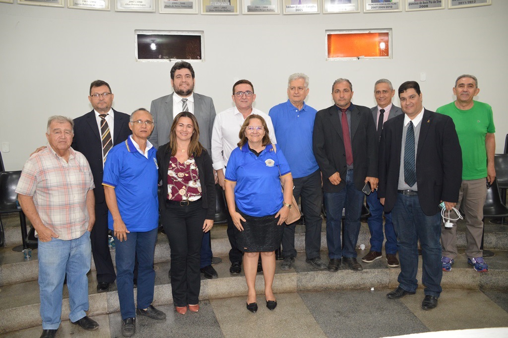 Representantes do Lions e Rotary posam com vereadores