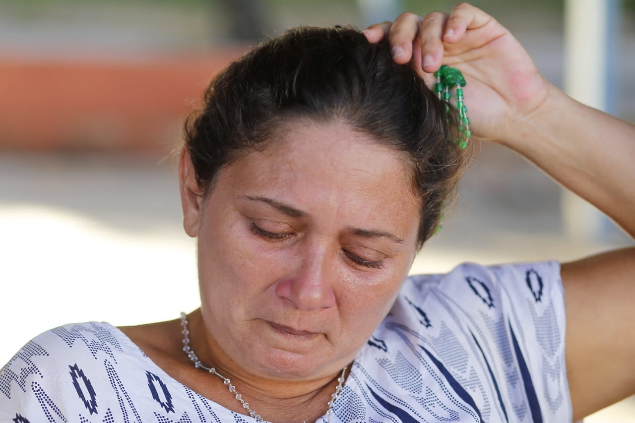 Mãe do estudante emocionada ao lamentar a morte do seu filho