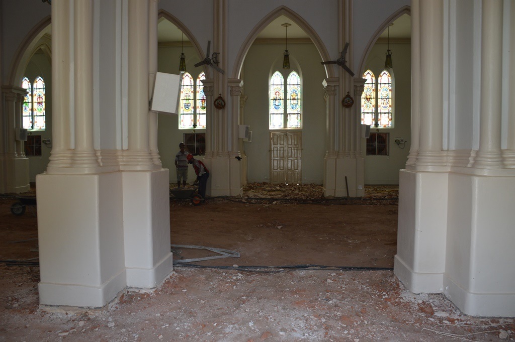 Operários trabalham na retirada do piso antigo da Catedral