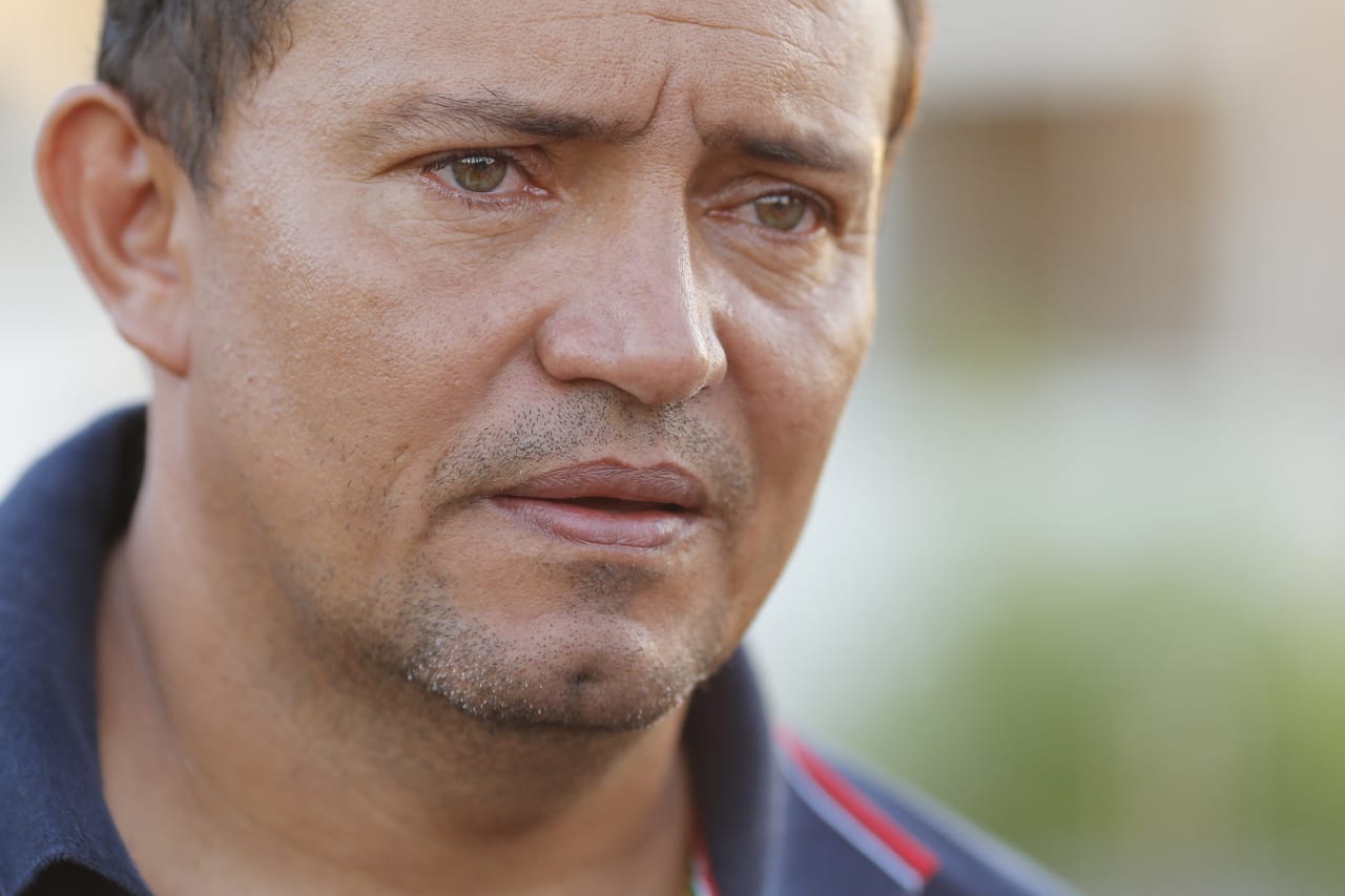 Pai do estudante se emociona ao se despedir de seu filho