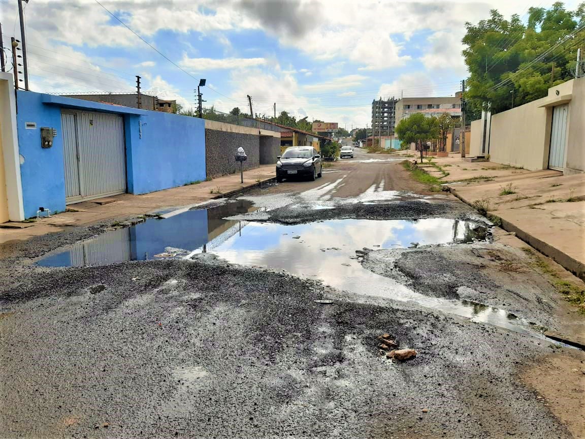 Buraco na rua Murilo Braga, no São Pedro