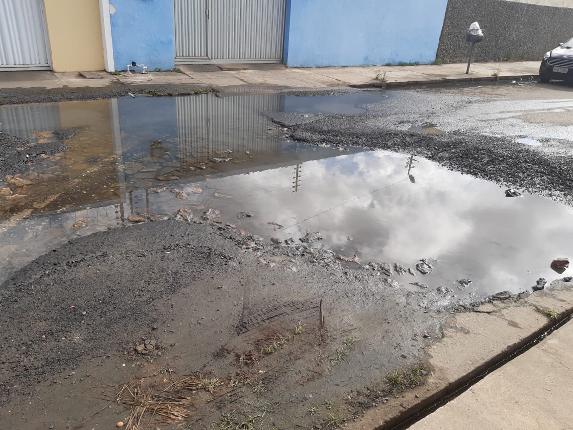 Buraco na rua Murilo Braga, no São Pedro