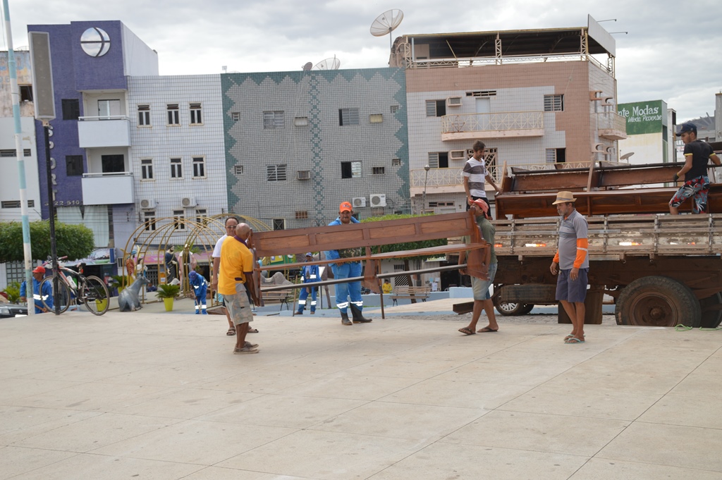 Bancos retornam para a Catedral