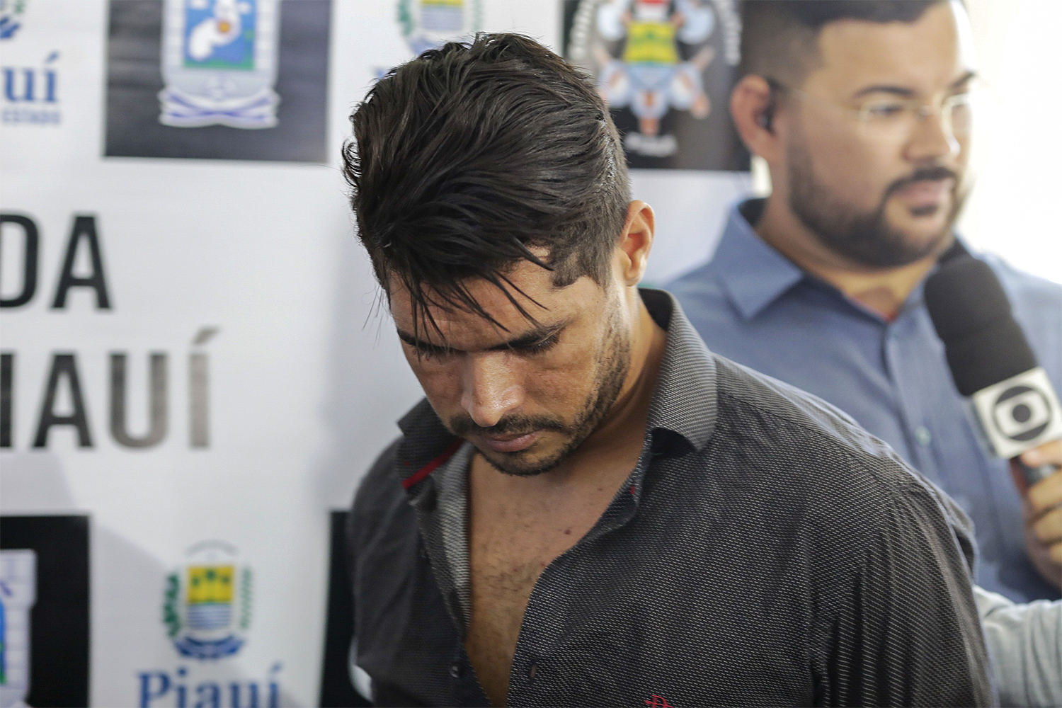 Acusado é apresentado na Secretaria de Segurança