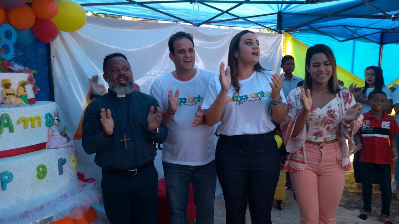 Prefeito Diego Teixeira ao lado do bolo fake