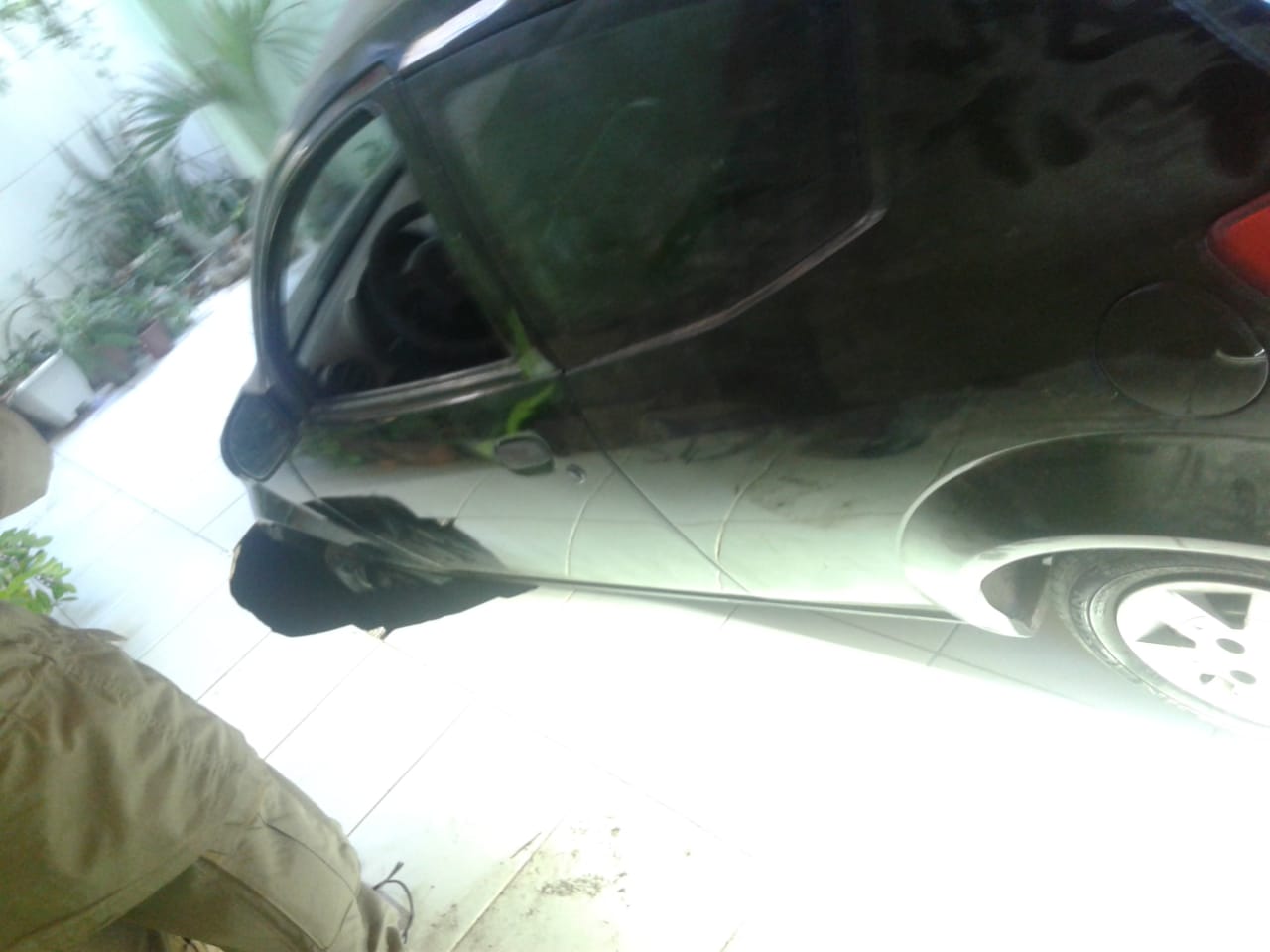Carro caiu na cratera 