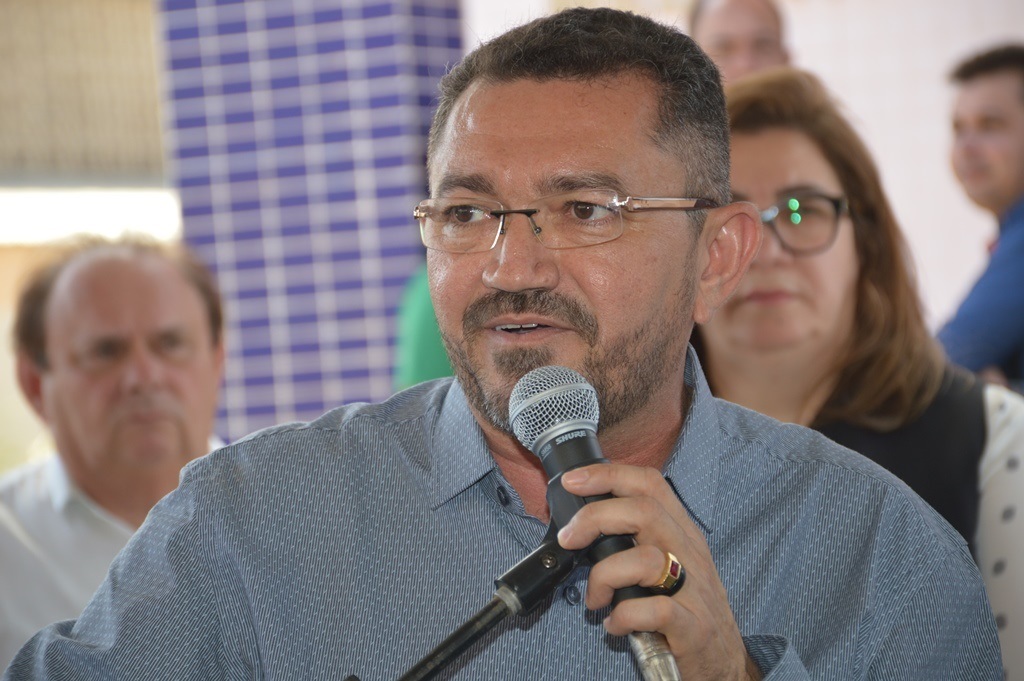 Padre Walmir assinou ontem a portaria de nomeação de Maria Santana