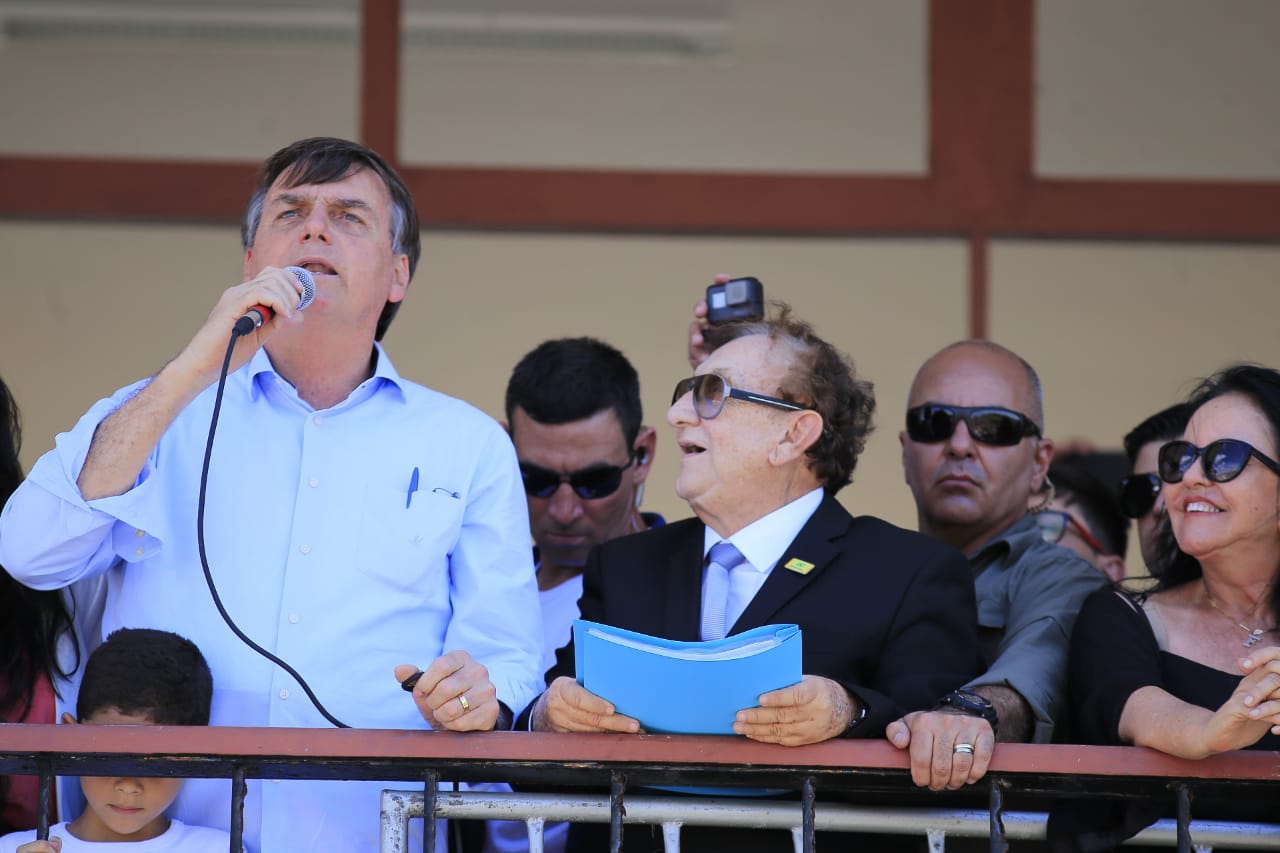 Bolsonaro discursa ao lado de Mão Santa