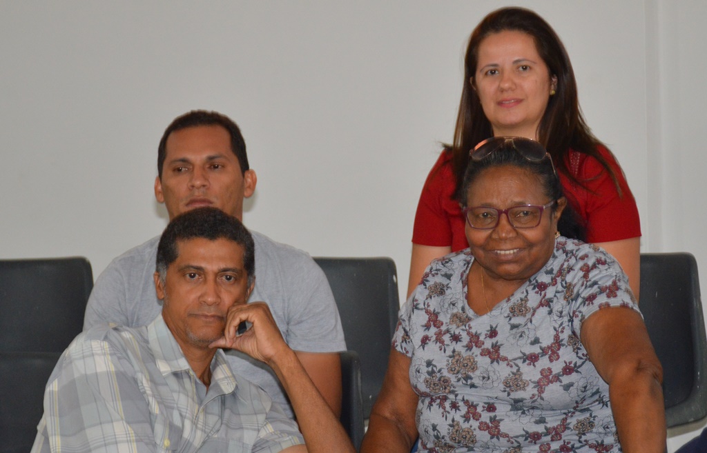 Candidatos aprovados acompanham a votação
