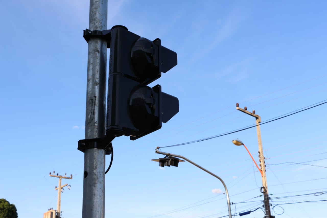 Sinalização semafórica do bairro Aeroporto, na Avenida Centenário.