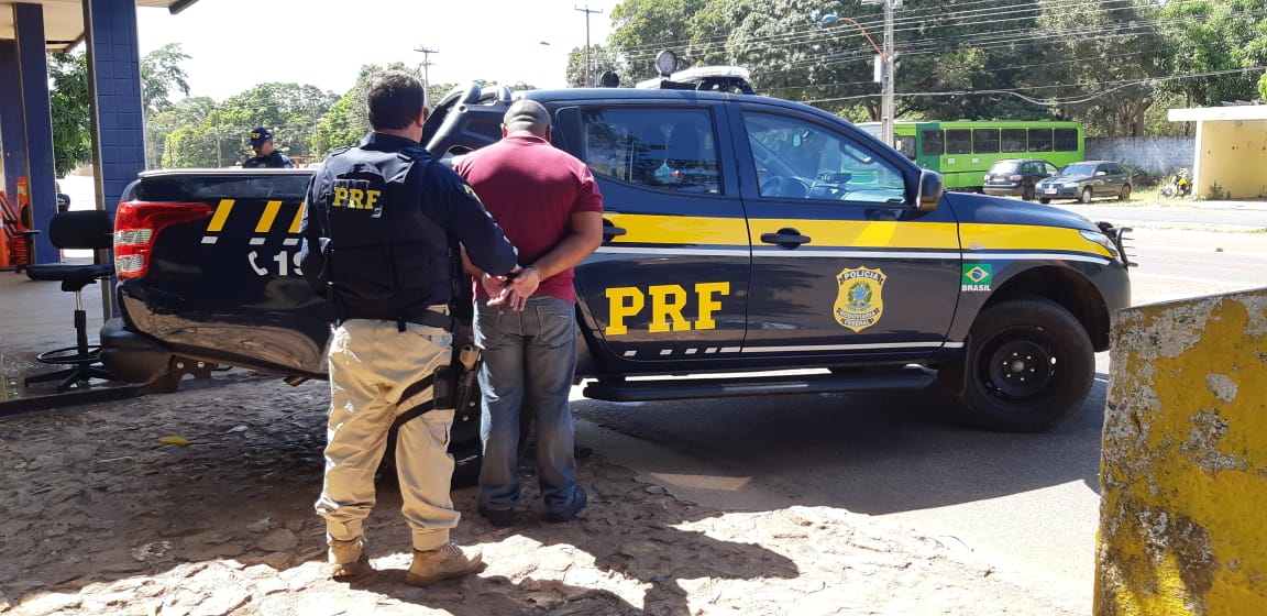 Homem é preso pela PRF com mandato de prisão em aberto 
