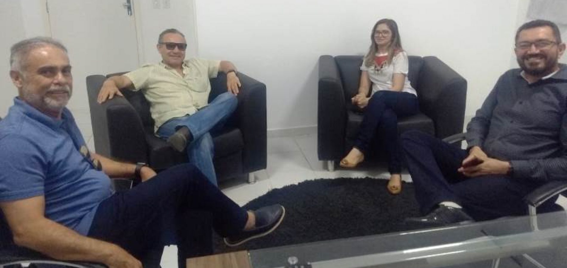 Em encontro casual, padre Walmir, Maria Santana, Araujinho e Edilson Carvalho debatem rumos da sucessão municipal