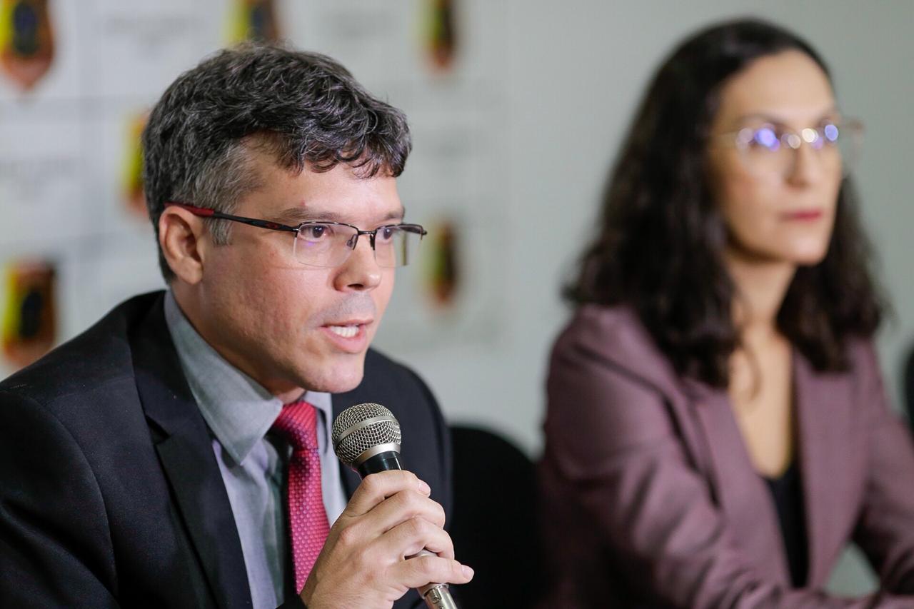 Albert Paulo durante seu pronunciamento 