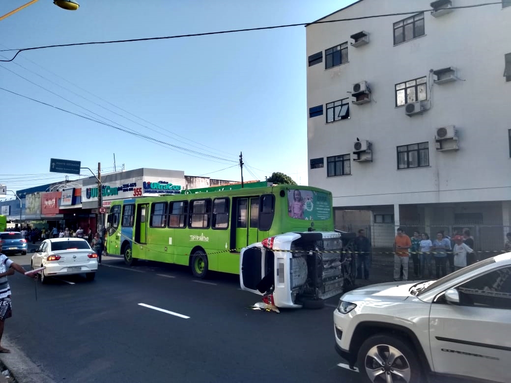 Veículo capotou na Rua Pires de Castro