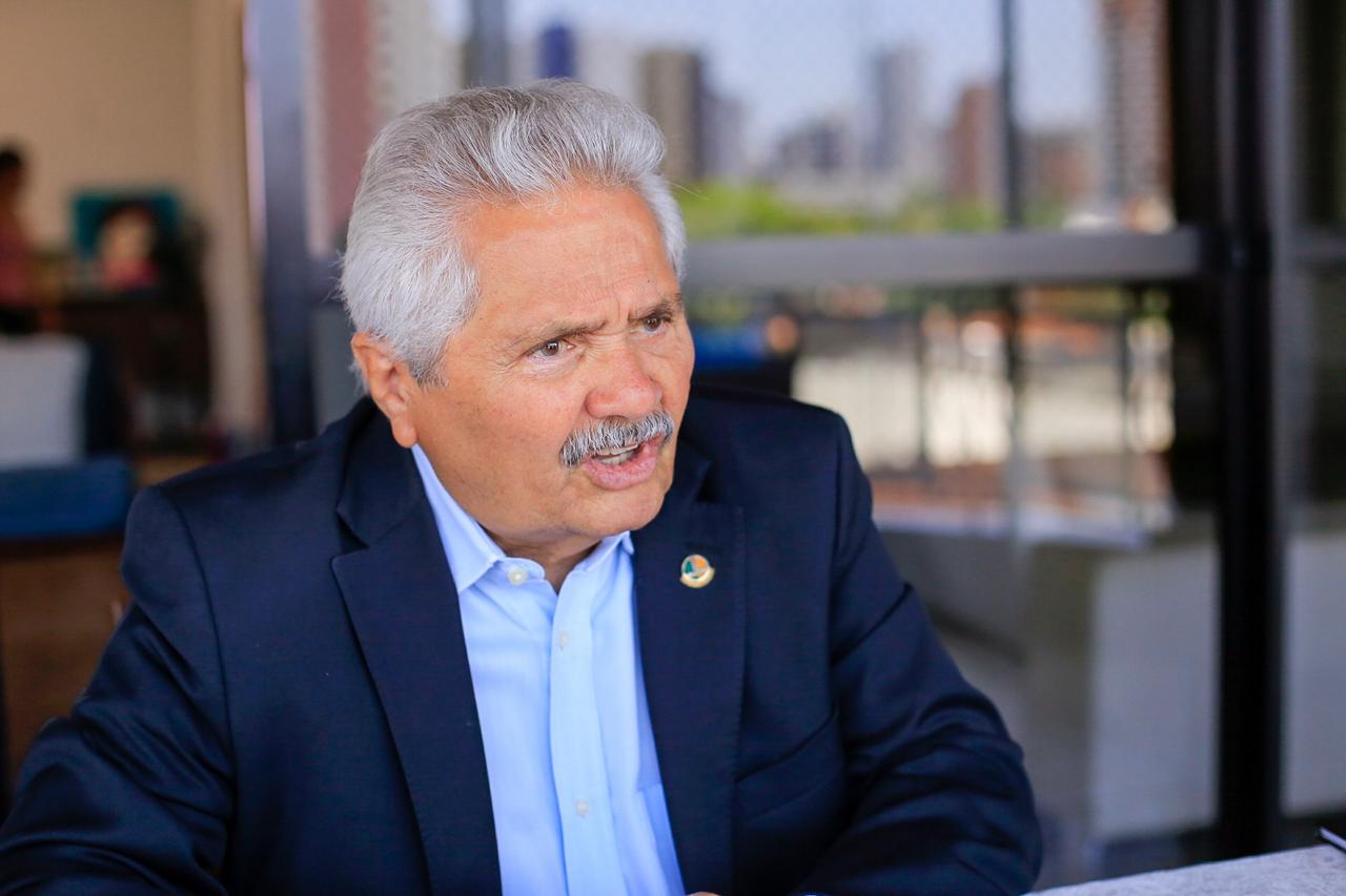 Senador Elmano Férrer 
