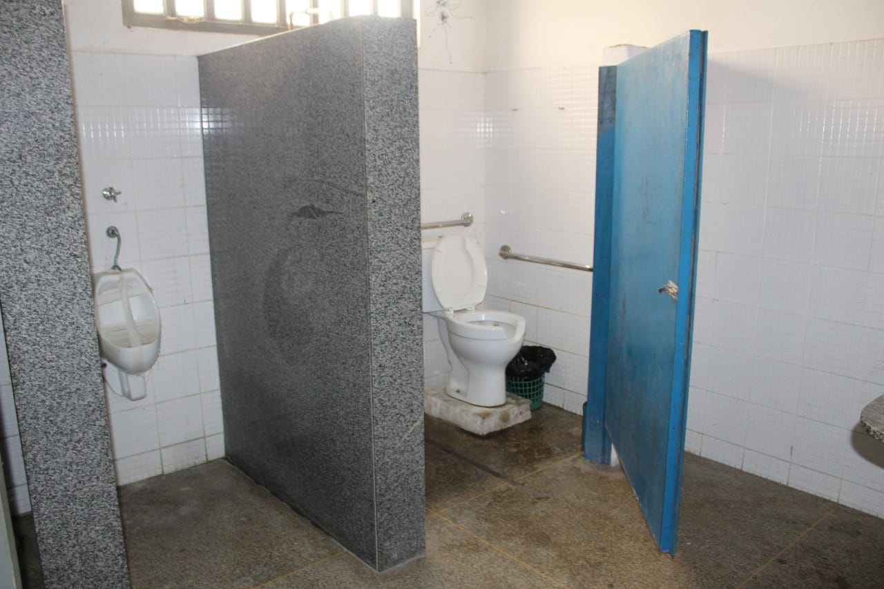 Situação precária de banheiro 