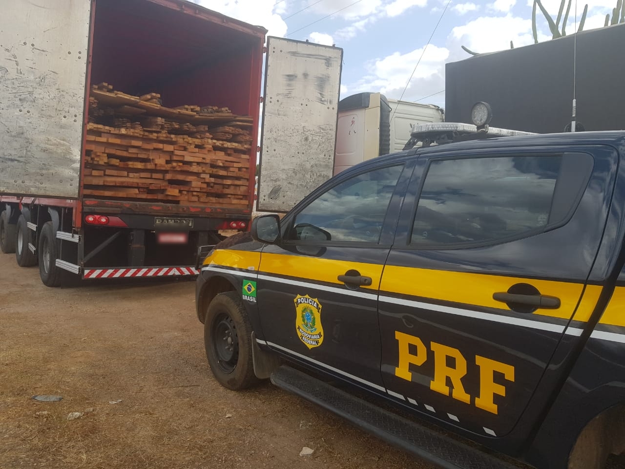 Veículo e carga apreendido pela PRF