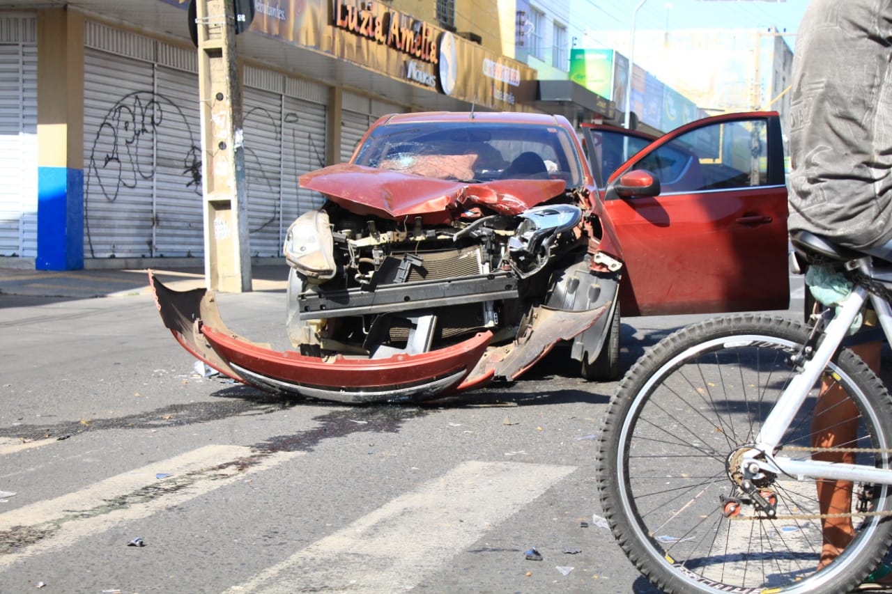 Parte frontal do veículo Versa ficou destruída