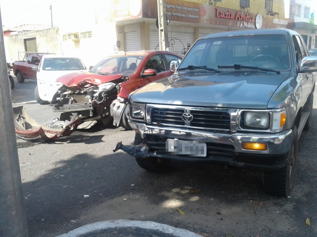 Veículo Versa colidiu com a Hilux