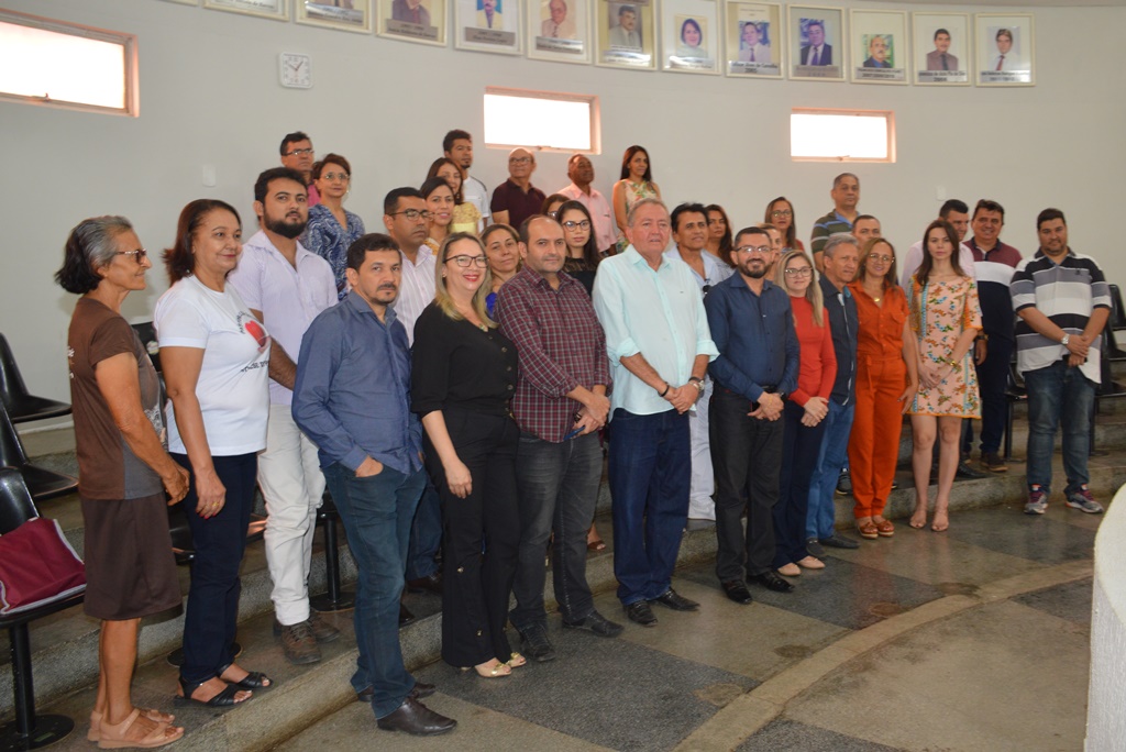 Conselheiros empossados ao lado das autoridades presentes a solenidade