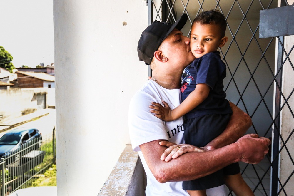Bruno Thiago e seu filho após alta do hospital
