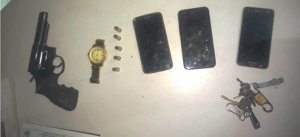 Material apreendido estava no interior do automóvel utilizado pela dupla na ação