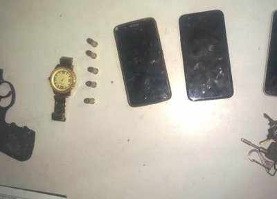 Material apreendido estava no interior do automóvel utilizado pela dupla na ação