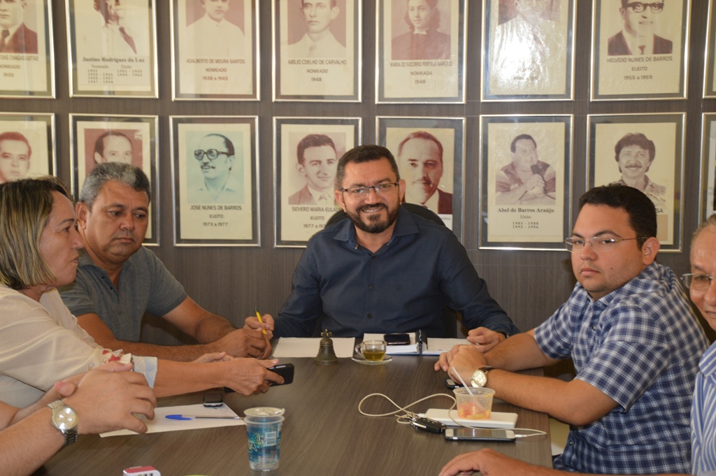 Padre Walmir comanda reunião com aliados