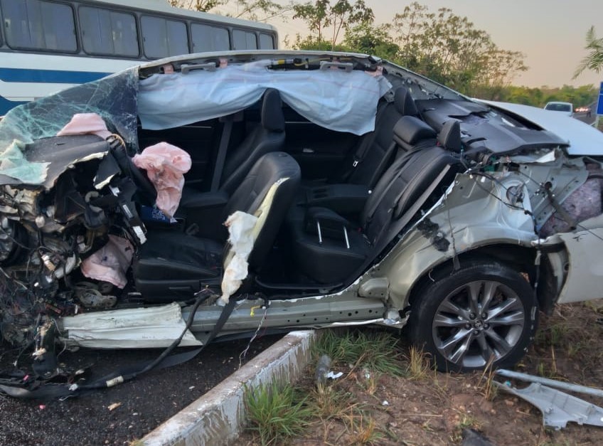 Corolla ficou destruído após acidente