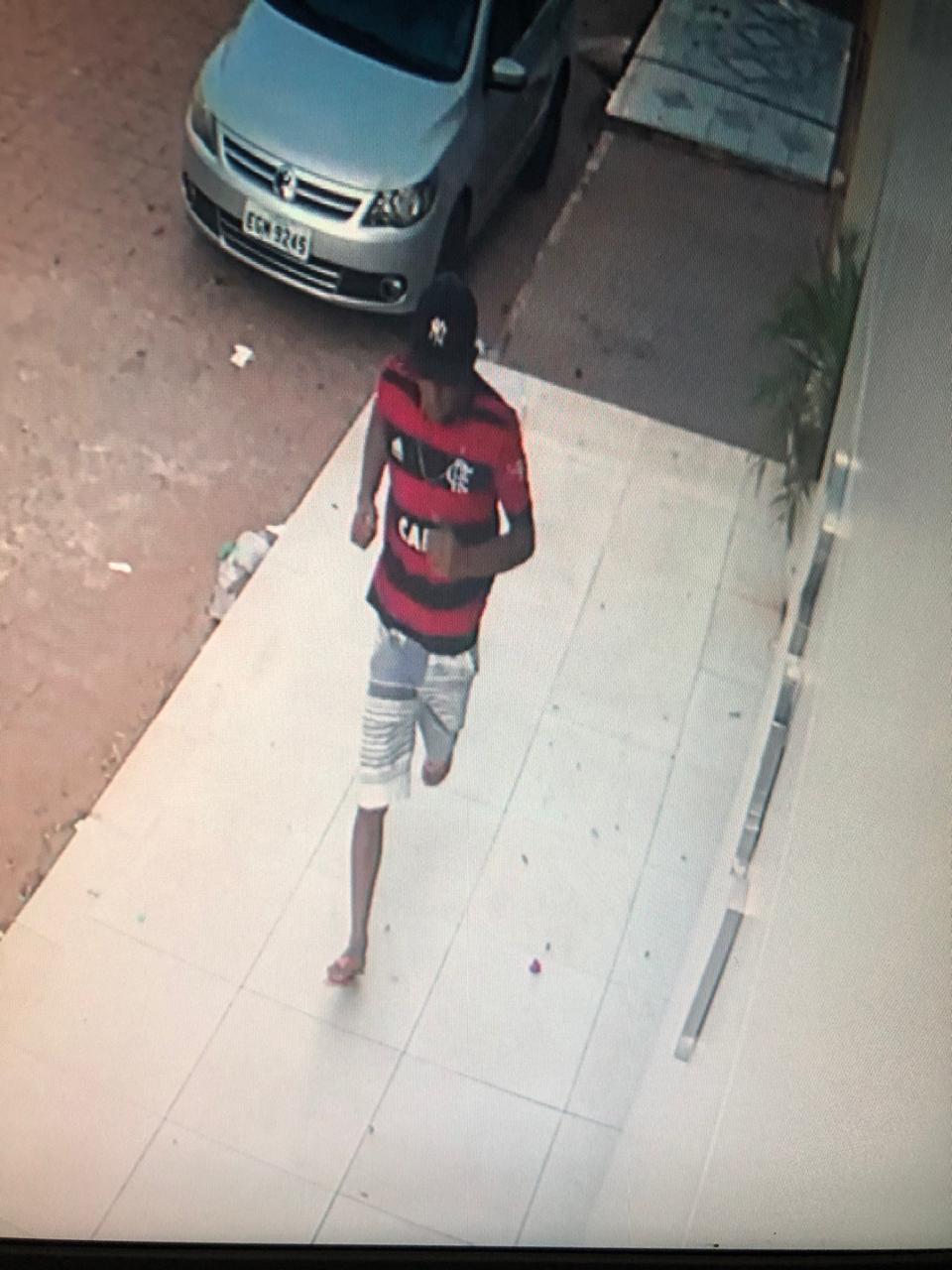 Suspeito é flagrado pela câmera de segurança