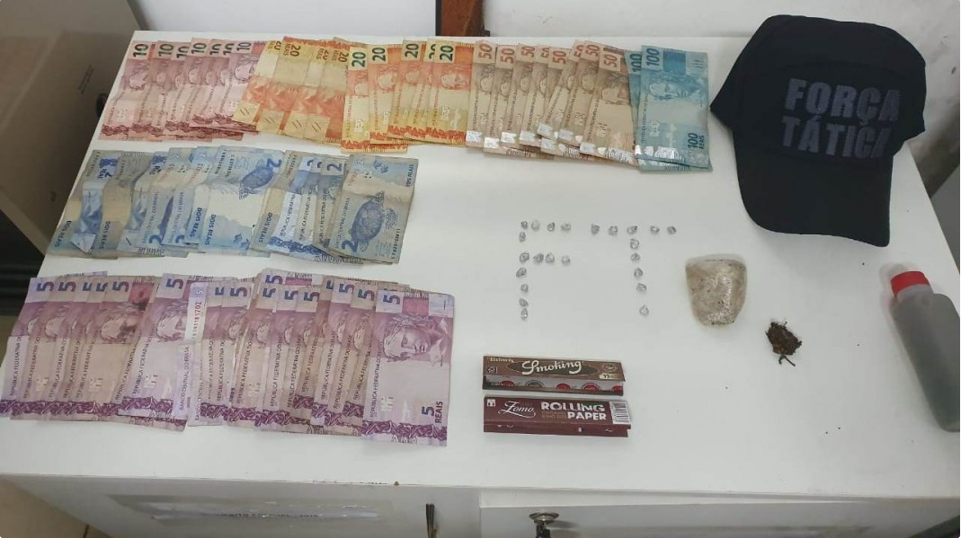 Material apreendido estava escondido junto a uma das suspeitas