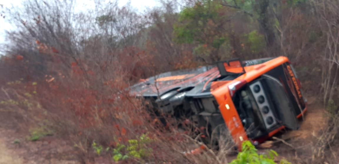 Ônibus tombou e deixou vários mortos na BR 135