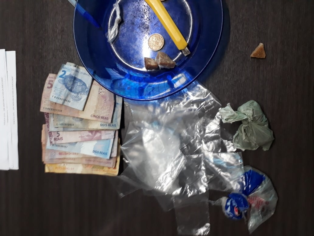 Drogas e dinheiro apreendidos com o jovem