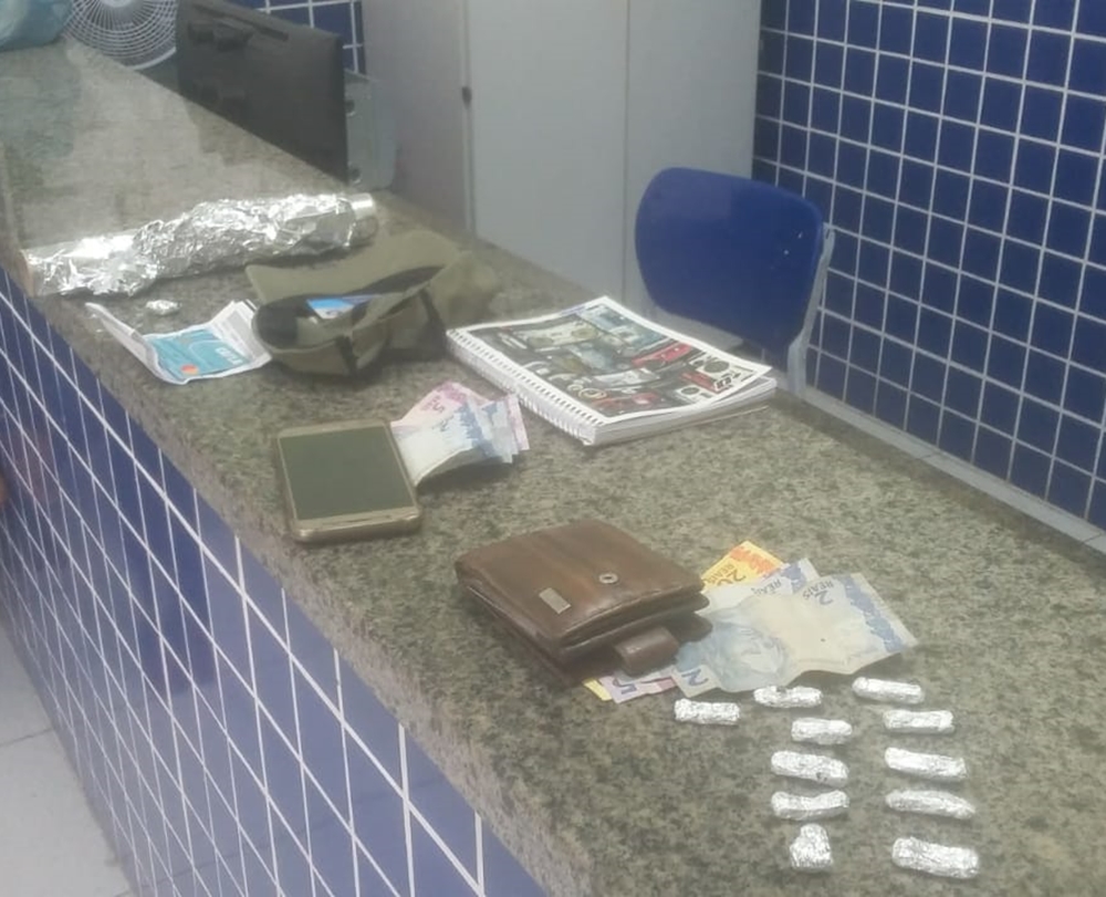 Material apreendido com os dois acusados de tráfico 