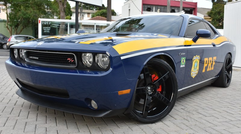 Veículo Dodge Challenger RT avaliado em mais de R$ 240 mil