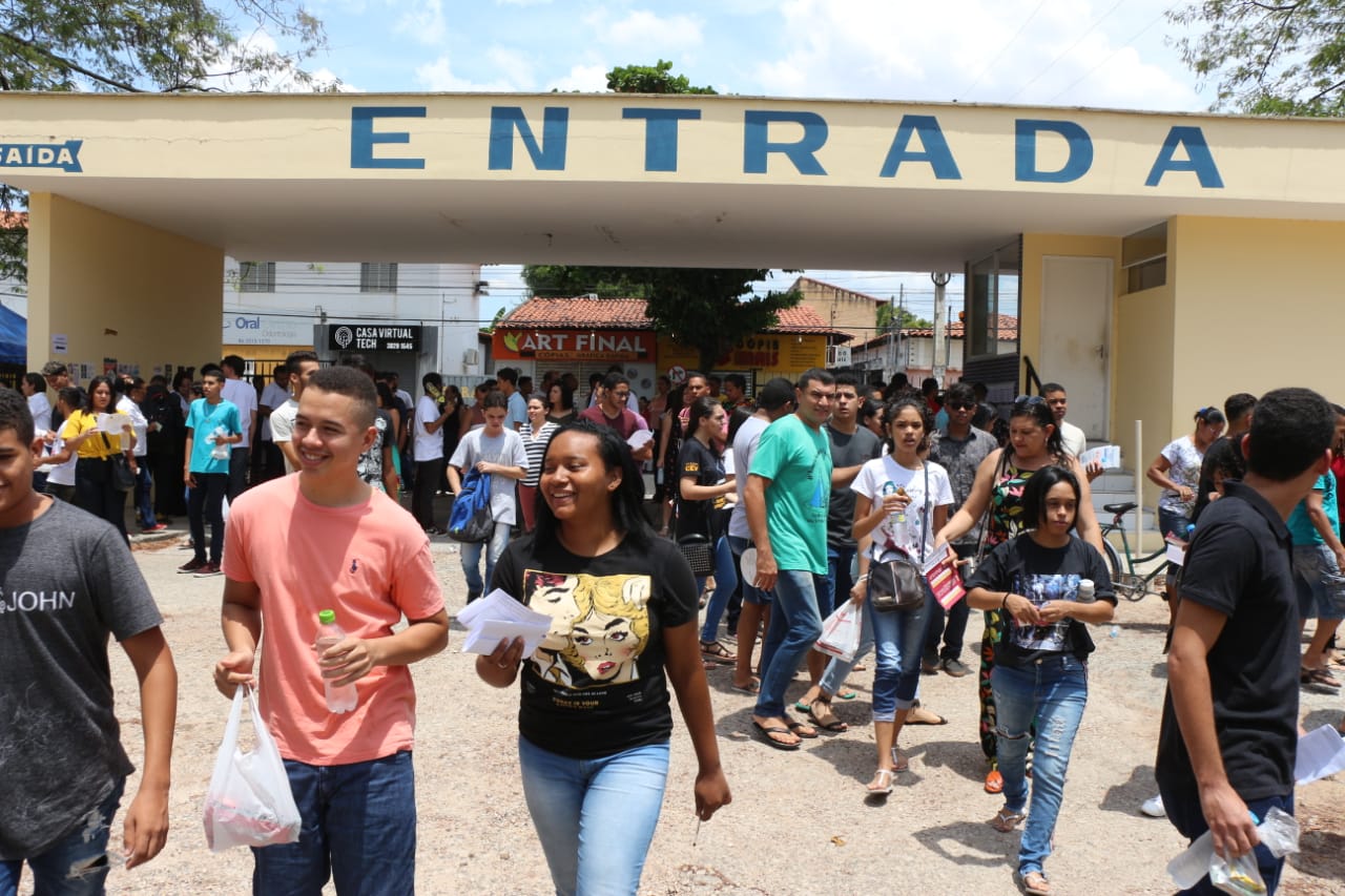 Estudantes chegando nos seus locais de prova