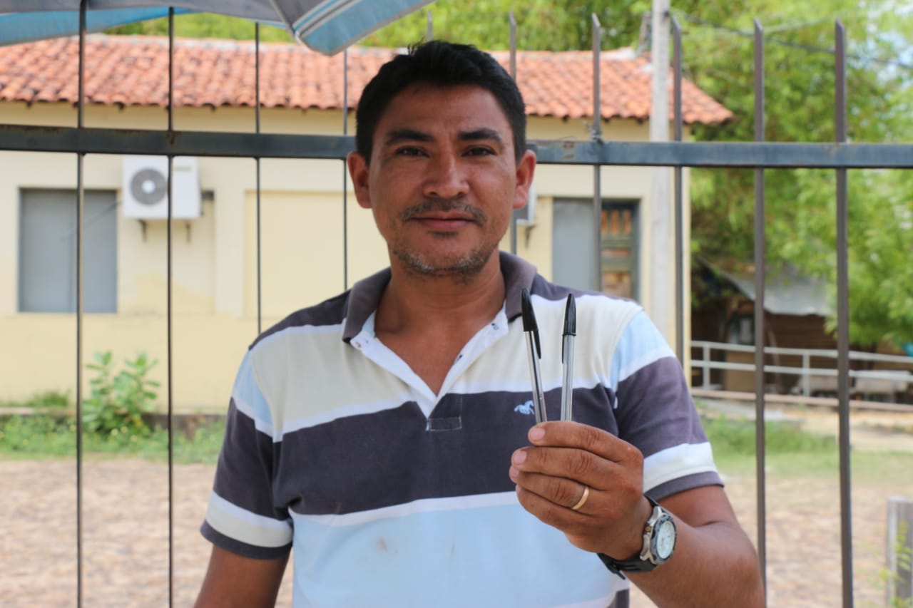Kleber Albert vende canetas para melhorar a renda