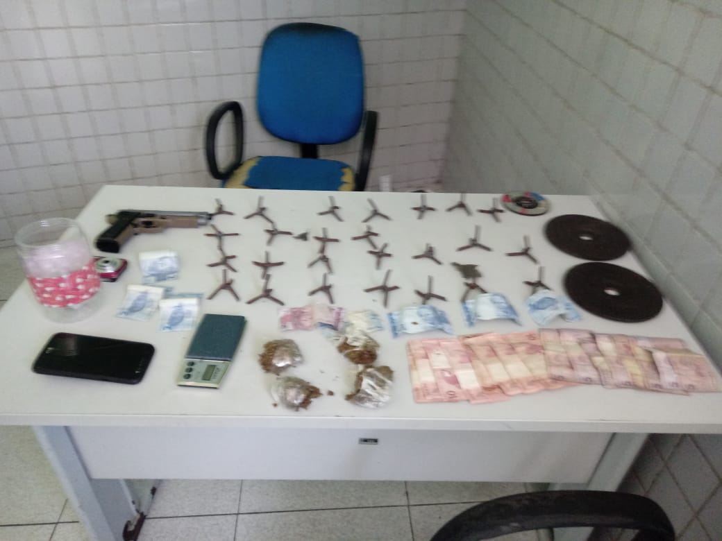 Objetos apreendidos junto com a suspeita