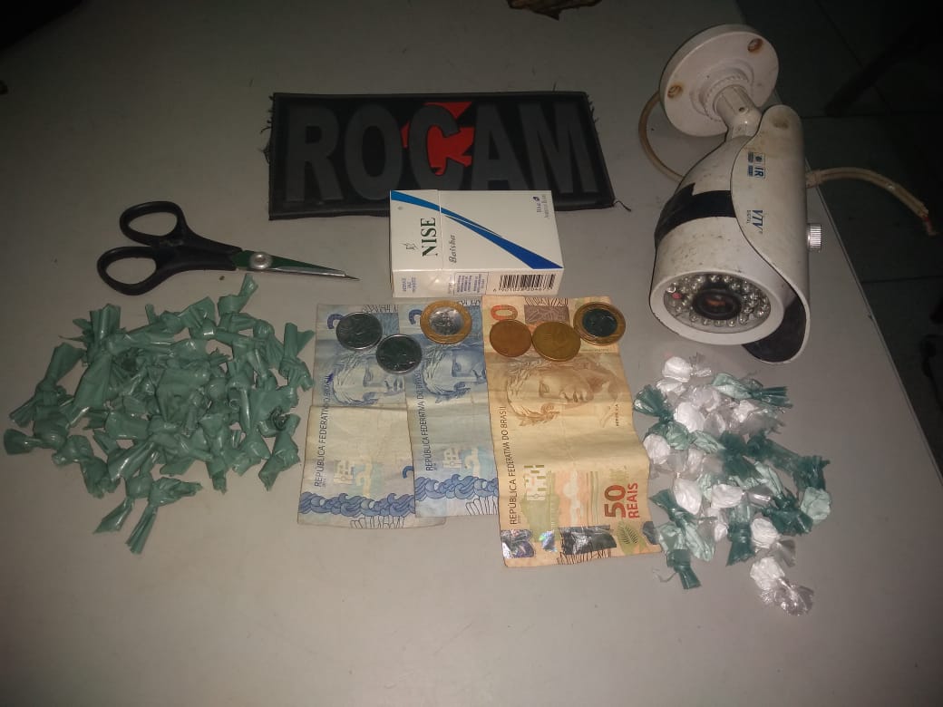 Objetos encontrados com os suspeitos