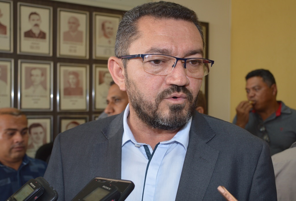 Padre Walmir promove remanejamento no secretariado